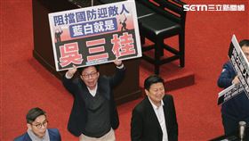 郭國文在傅崐萁身旁舉「藍白就是吳三桂」牌子。（圖／記者楊士誼攝影）