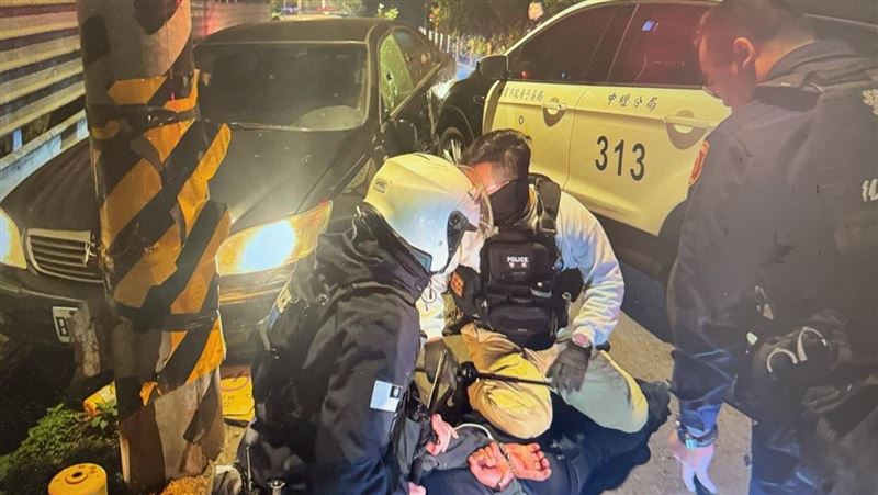 竊車慣犯又偷車…飆7公里 警開12槍攔人