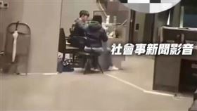 林男在台北市刑警大隊拍攝偵查佐在值班台用餐情形。（圖／翻攝自《社會事新聞影音》）