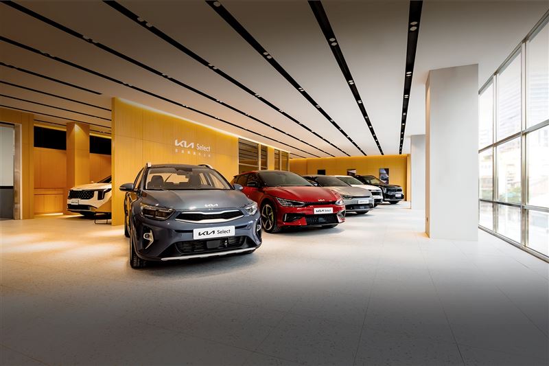 一次集結超過50輛低里程、低車齡的原廠認證中古車。（圖／Kia提供）