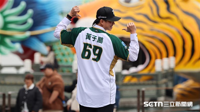 黃子鵬加盟台鋼雄鷹記者會,穿上69號球衣。(圖/記者劉彥池攝影)