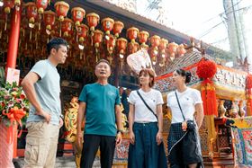 本週姚元浩、吳映潔（鬼鬼）與莎莎，前進彰化田中挑戰一項極具難度的任務：準備兩千份平安餐。（圖／好看娛樂提供）