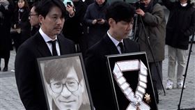 鄭雨盛、李政宰手捧遺照和勳章。（圖／翻攝自韓網 @starnewskorea） 