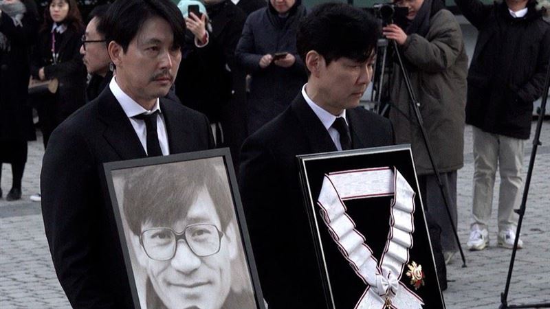 鄭雨盛手捧影帝遺照　唸悼詞數度哽咽落淚