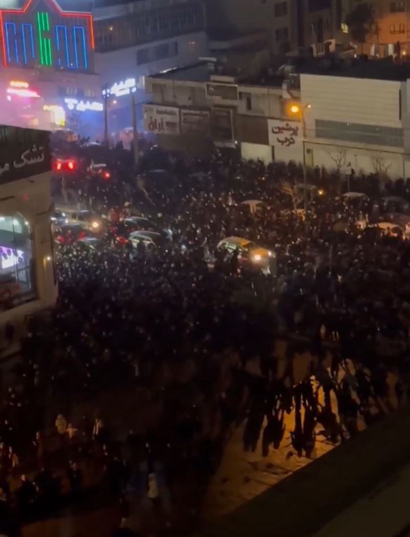 伊朗去年底到今年初多地爆發大規模抗議，上次出現這樣的景象已經是2009年綠色革命的時候了。（圖／翻攝自X平台 @Negaarsh）