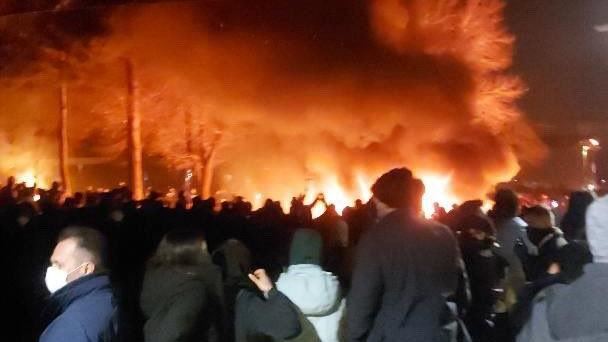 伊朗百城爆抗議　民眾發文竟受情報員威脅