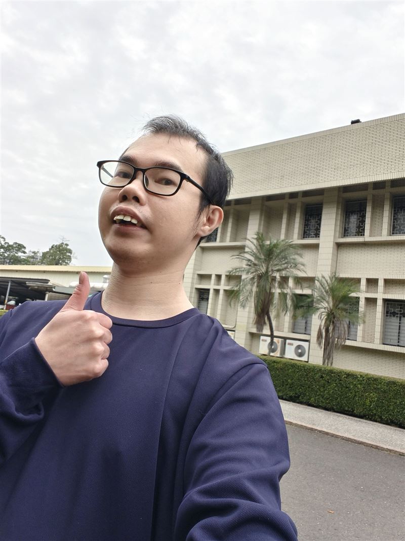 鄧佳華出獄後自拍發文。(圖/翻攝自鄧佳華臉書)