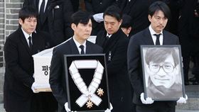 多位電影圈大咖演員齊聚安聖基告別式，送影帝最後一程。（圖／翻攝自X平台　@kvibe_yonhap）