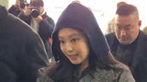 Jennie來了！機場被要愛心⋯一笑秒答應