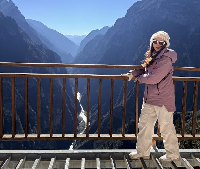 林莎主持外景節目。(圖/中視提供)