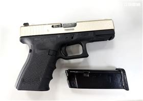 IG曬克拉克短槍嗆「X你媽」　警突襲逮人(圖/翻攝畫面)