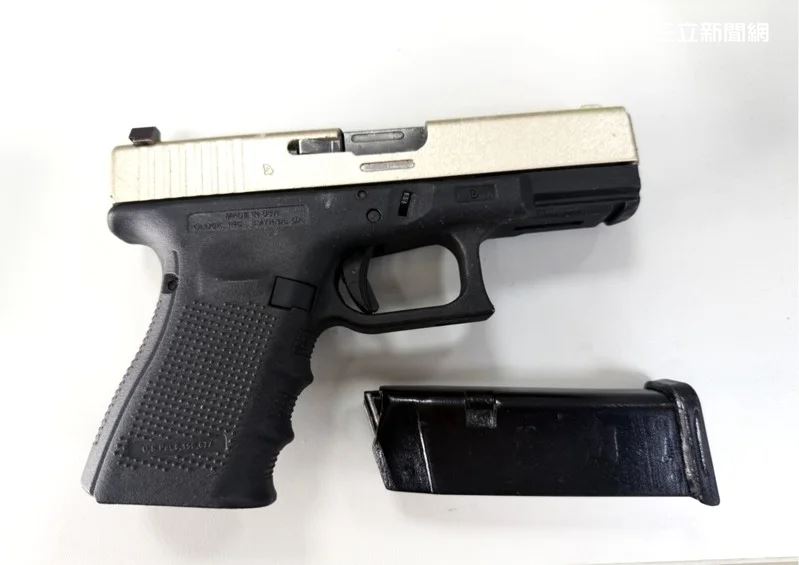 吳男唯恐遭到尋仇，竟異想天開將 IG 當成武力展示區，於去年12月28日發布槍枝照片，並搭配多則針對性極強的髒話恐嚇不特定公眾。(圖/翻攝畫面)