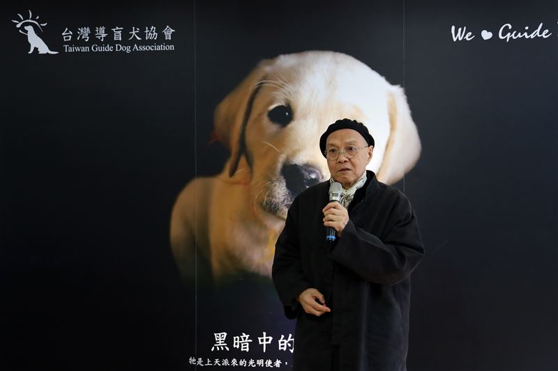 自2018年起，法鉑即定期捐贈以天然橄欖油製成的黑肥皂液，協助導盲犬日常身體與環境清潔。（圖／忠欣提供）