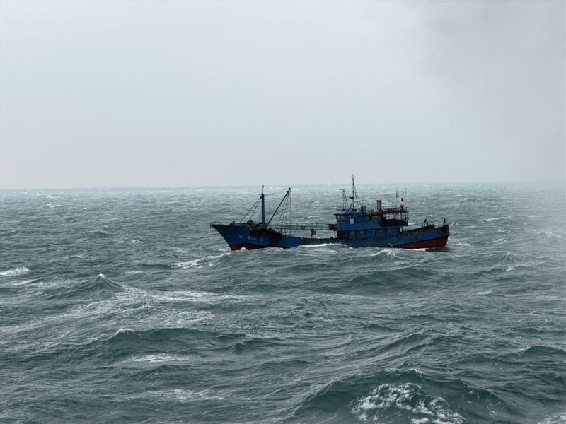 中國籍漁船越界到台中港外海捕撈,遭宜蘭艦以水砲強制驅逐。(圖/翻攝畫面)