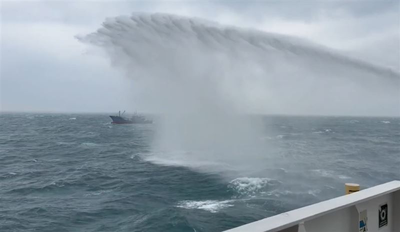 海巡署表示,當天雷達偵測到中部海域共有9艘不明目標騷擾,宜蘭艦逐一驅逐侵犯海域的中國籍漁船。(圖/翻攝畫面)