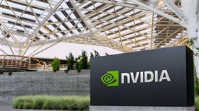 黃仁勳再出重手！NVIDIA 宣布收購開源工作負載管理系統 Slurm 的核心開發商 SchedMD。Slurm 掌握全球超算排程，此舉讓 NVIDIA 不僅擁有最快 GPU，更成為 AI 叢集的「算力總管」。這筆交易強化了生態系，讓未來所有 AI 運算都能優先為 NVIDIA 硬體進行深度最佳化，鞏固其在加速運算領域的絕對主導地位。（圖／輝達提供） 