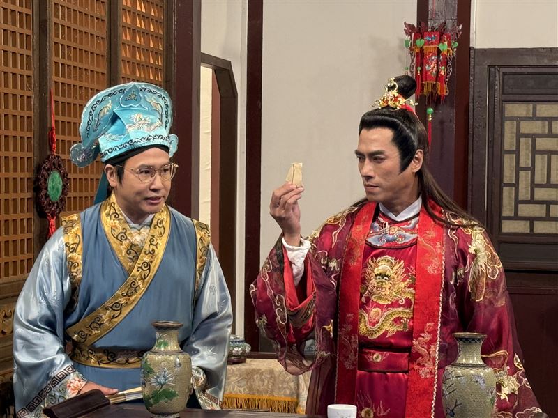 莊凱勛(右)飾陳世美，反遭歐漢聲(左)調戲。（圖／華視提供）