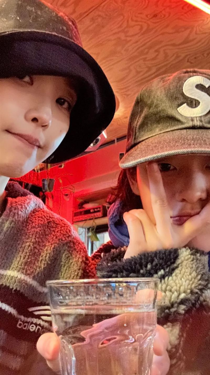 演員李妍在限動更新與IU合照,兩人在《21世紀大君夫人》中有合作。(圖/翻攝自IG @kiteleeflying)