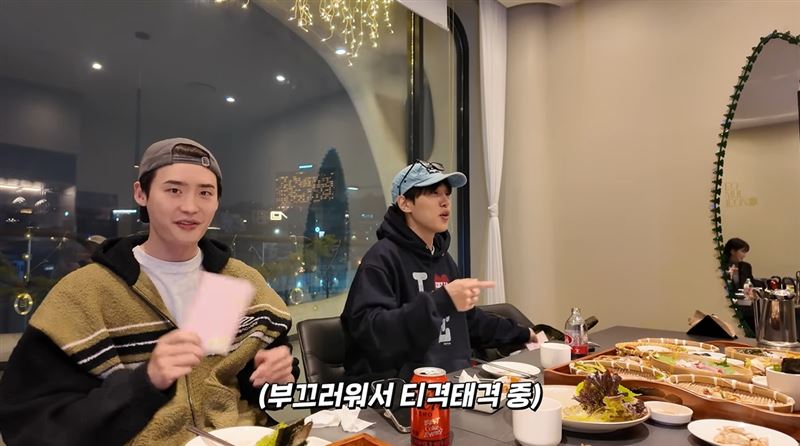 李鐘碩(左)的穿搭卻意外成為討論焦點。(圖/翻攝自류혜영레몬과밀치회 YT)