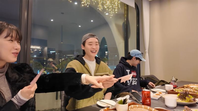 柳惠英公開聚會VLOG,其中有李鐘碩、文佳煐、姜有皙、林成宰、尹筠相等人。(圖/翻攝自류혜영레몬과밀치회 YT)