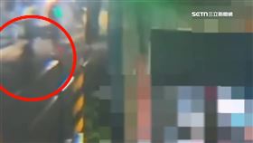 闖輕軌還罵1200。高雄輕軌，禁止進入牌子。