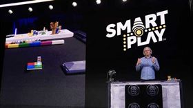 樂高高層於CES展會現場示範智慧積木如何在不接螢幕下啟動聲光互動。（圖／達志／美聯社）