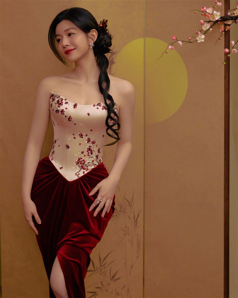 陳妍希用簡體字發文賀新年，沒想到卻被粉絲抓錯字。（圖／翻攝自微博）