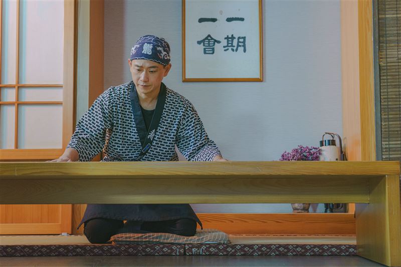 陳家逵化身日料師傅關主坐鎮。（圖／小公視提供）
