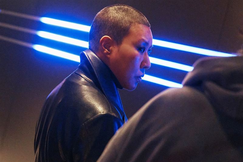 鄭英珠特別在片中剃髮，演出大反派角色的左右手。（圖／采昌國際多媒體 提供）