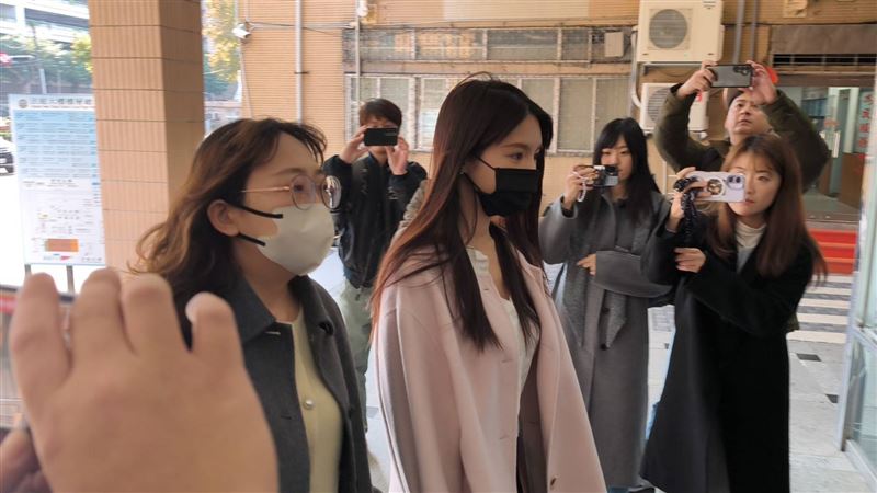 王大陸女友闕沐軒在律師陪同下到新北地院。（圖／記者莊淇鈞攝影）