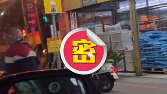 把機車當貨車！騎士「扛圓桌」闖紅燈玩命