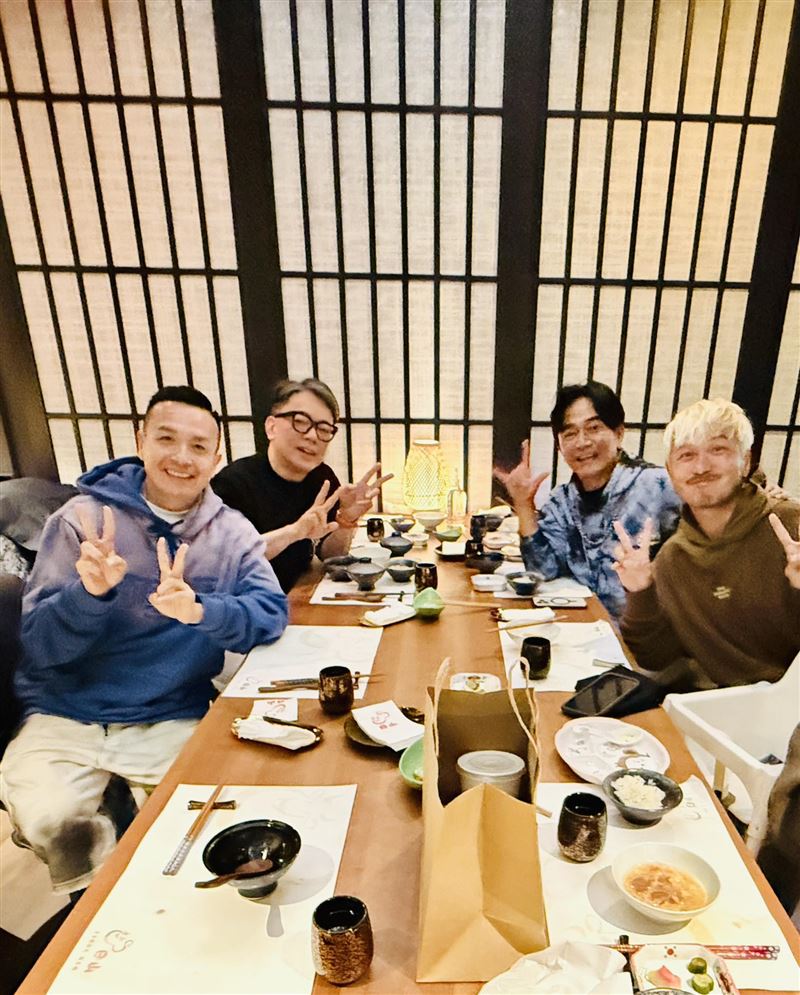 左起小鐘、詹惟中、吳宗憲、KID一起去探望沈玉琳。（圖／翻攝自臉書）