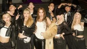 近期，原住民女星A-Lin在台東跨年晚會上穿著皮草表演，造型時尚卻引發網友熱議。（圖／翻攝自TikTok）