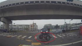 高雄市鳳山區南華一路、保南一路口今天（9日）發生一起車禍，一輛小貨車因搶快左轉，遭一輛直行賓士車猛烈撞擊，小貨車後輪軸瞬間解體噴飛，驚悚事故過程全被監視器拍下。（圖／翻攝畫面）