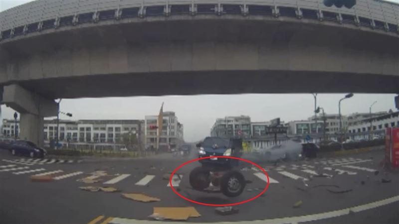 高雄市鳳山區南華一路、保南一路口今天(9日)發生一起車禍,一輛小貨車因搶快左轉,遭一輛直行賓士車猛烈撞擊,小貨車後輪軸瞬間解體噴飛,驚悚事故過程全被監視器拍下。(圖/翻攝畫面)