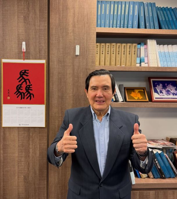 馬英九在社群平台上曬出馬年掛曆，背後與周美青的照片掀起討論。（圖／翻攝自馬英九IG）