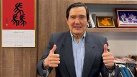 馬英九在社群平台上曬出馬年掛曆，背後與周美青的照片掀起討論。（圖／翻攝自馬英九IG）