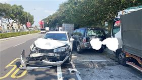 桃園,龜山,新聞採訪車,車禍,過彎,失控,分隔島。（圖／翻攝畫面）