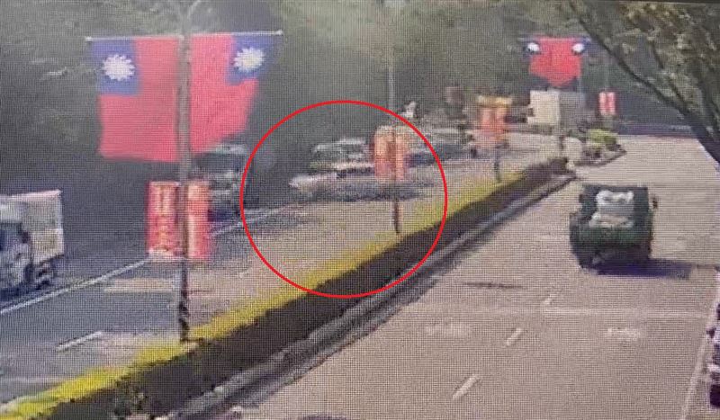 新聞採訪車疑似轉彎時未減速，失控撞擊路邊車輛。（圖／翻攝畫面）