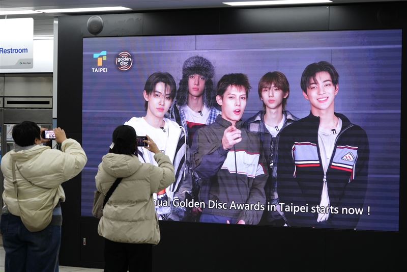 人氣團體CORTIS驚喜獻聲捷運站，並錄製台北專屬歡迎影片。(圖／台北觀傳局提供）