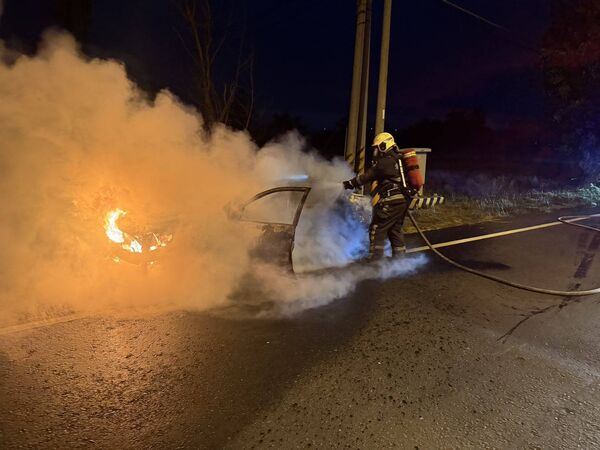 駕駛發現車輛起火後急忙逃生，但身上仍受15%燒傷。（圖／民眾提供）
