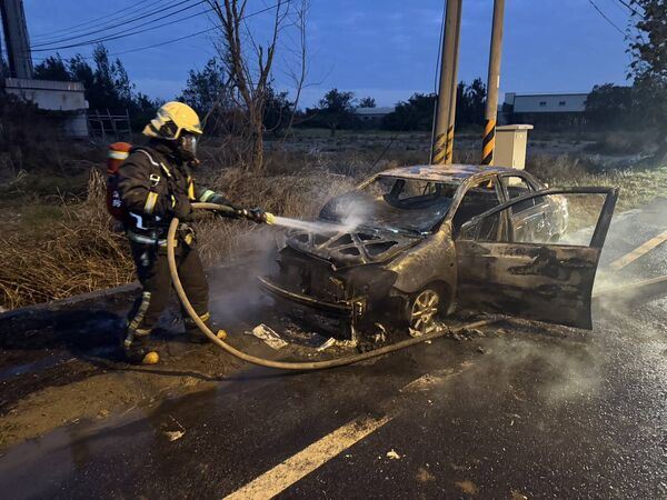 整輛車因不明原因陷入火海，警消人員獲報到場佈水線搶救。（圖／民眾提供）