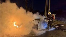 彰化,火燒車,27歲男,跳車,逃生,全身15%燒傷,躺路邊,求救（圖／民眾提供）