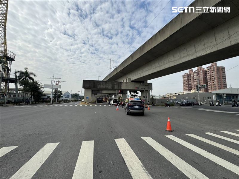 初步研判，肇事主因是周男違規闖紅燈，詳細肇事原因仍有待進一步釐清。（圖／翻攝畫面）