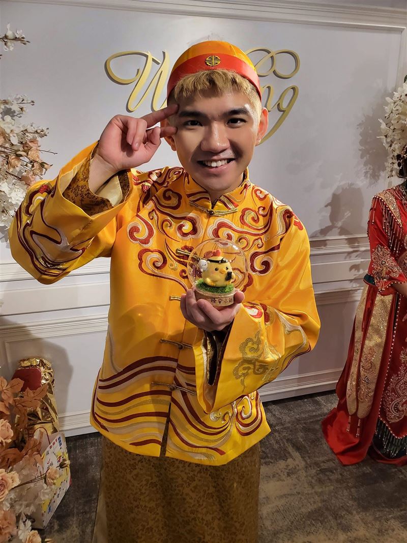 晚安小雞蹲苦窯700天將出獄，臉書突曬「金裝照」喊快到了！西港監獄證實2月中驅逐，但這身充滿中國味的打扮，引發網友驚恐聯想「下一站是北京？」。外界擔憂在中柬鐵桿關係下，兩人恐面臨「送中」慘況，這場跨國大戲能否平安落幕，兩岸搶人大戰一觸即發。（圖／翻攝自晚安小雞臉書）