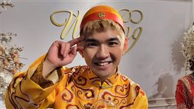 晚安小雞蹲苦窯700天將出獄，臉書突曬「金裝照」喊快到了！西港監獄證實2月中驅逐，但這身充滿中國味的打扮，引發網友驚恐聯想「下一站是北京？」。外界擔憂在中柬鐵桿關係下，兩人恐面臨「送中」慘況，這場跨國大戲能否平安落幕，兩岸搶人大戰一觸即發。（圖／翻攝自晚安小雞臉書）