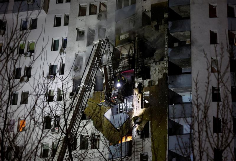 烏西遭俄軍極音速飛彈攻擊，大樓被炸大洞，釀4死。（圖／翻攝自X平台 @StratcomCentre）