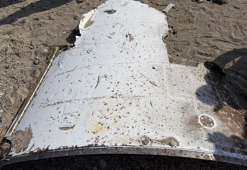 澎湖海灘發現不明飛行器殘骸。（圖／翻攝畫面）