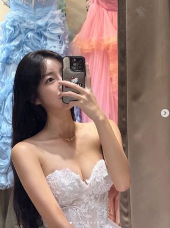 安芝儇8日突然在社群網站上傳單穿婚紗的照片。（圖／翻攝自IG)