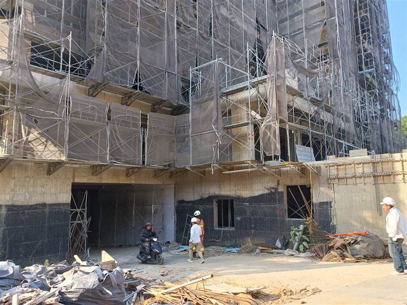 興建中的「新竹帝寶」發生工安意外。（圖／翻攝畫面）